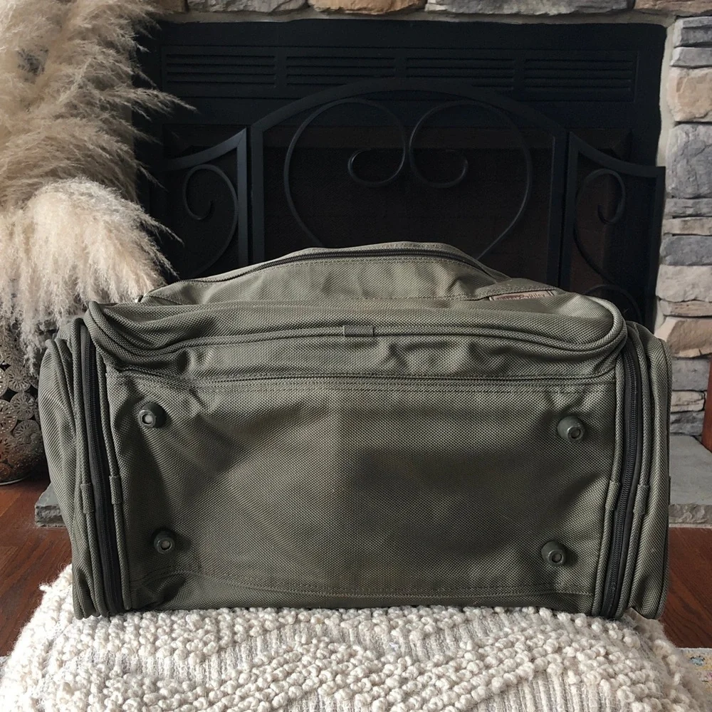 BRIGGS & RILEY 21” DUFFLE TRAVEL OLIVE GREEN BAG UNISEX IN PRELOVED CONDITION!!